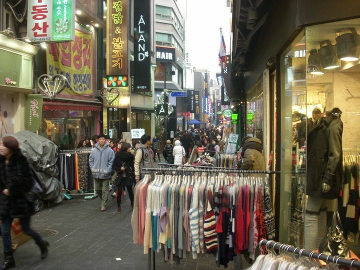 An alley of Myeong Dong in downtown Seoul 
